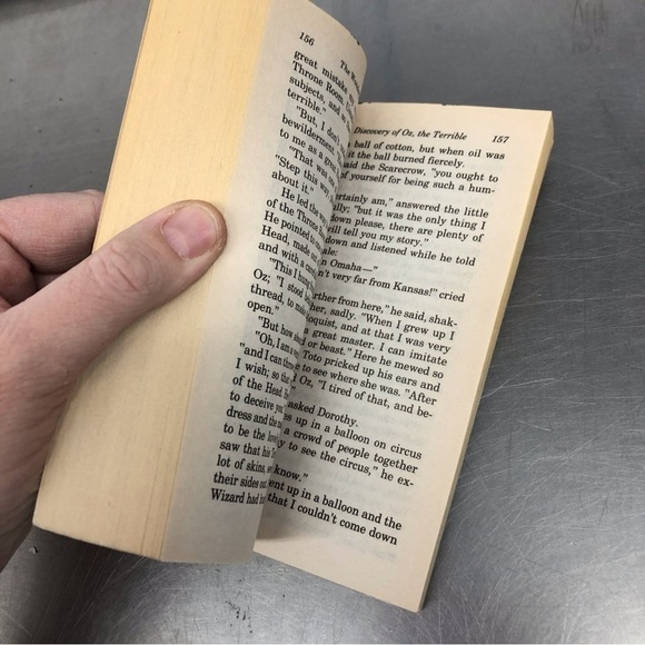 The Wonderful Wizard of OZ by: L. Frank Baum, paperback book - Picture 5 of 7